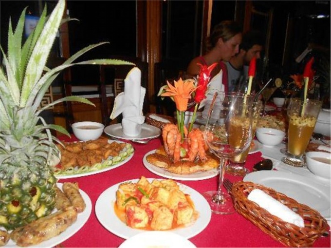 Meal on halong bay with alova gold cruises